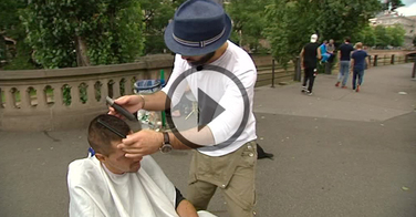 Strasbourg : ce coiffeur coiffe gratuitement les SDF dans la rue !