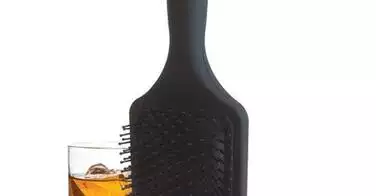Voici la brosse parfaite pour les coiffeurs portés sur la bouteille !