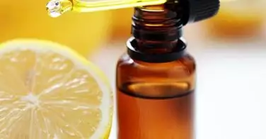 Traitements naturels contre les poux : huiles essentielles, huile d'olive, vinaigre et karité