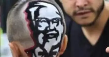 Il mange au KFC à vie en portant une coiffure du Colonel Sanders