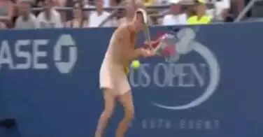 Cette joueuse de tennis professionnel se coince les cheveux dans sa raquette en plein match !
