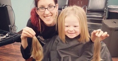 Cette petite fille de 3 ans donne ses cheveux pour les enfants atteints du cancer