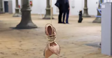 Cette artiste crée des chaussures à talon à base de cuir chevelu