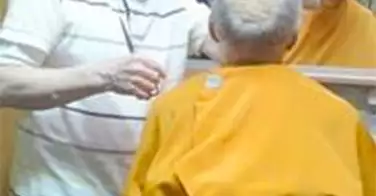 A 82 ans, ce coiffeur prouve que l'amour de son métier est plus fort que tout... Respect !