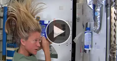 Comment se lave-t-on les cheveux dans l'espace ?