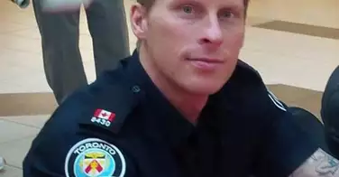 Ce que ce policier a fait à ses cheveux pour lutter contre l'homophobie est magnifique !