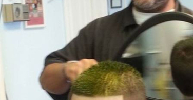 Son ancien coiffeur fait 600 km pour coiffer un enfant autiste !