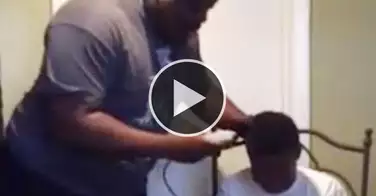 Il s'apprête à punir son fils en lui rasant les cheveux... mais quelque chose d'inattendu va se passer !