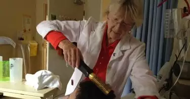 Magnifique... Cette coiffeuse donne de son temps pour coiffer les patients en fin de vie !