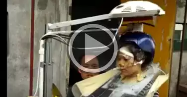 Ce chinois met 16 ans à inventer la machine à faire les shampooings - vidéo