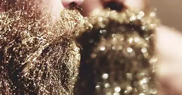 Glitter beard, la nouvelle tendance des barbus