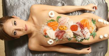 Manger des sushis sur une femme nue (interdit -18 ans)