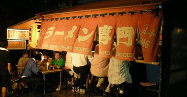 La cuisine de rue japonaise au sein du yatai